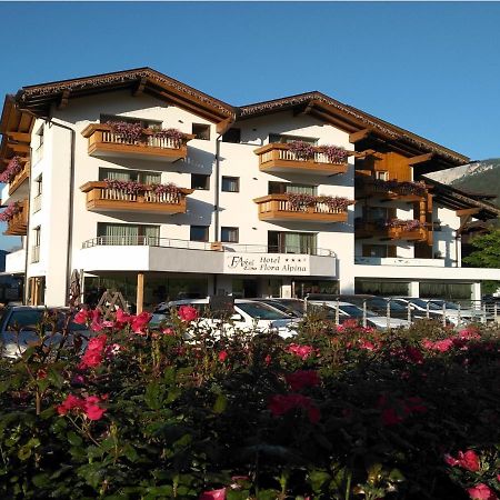 Hotel Flora Alpina 캄피텔로디파사 외부 사진