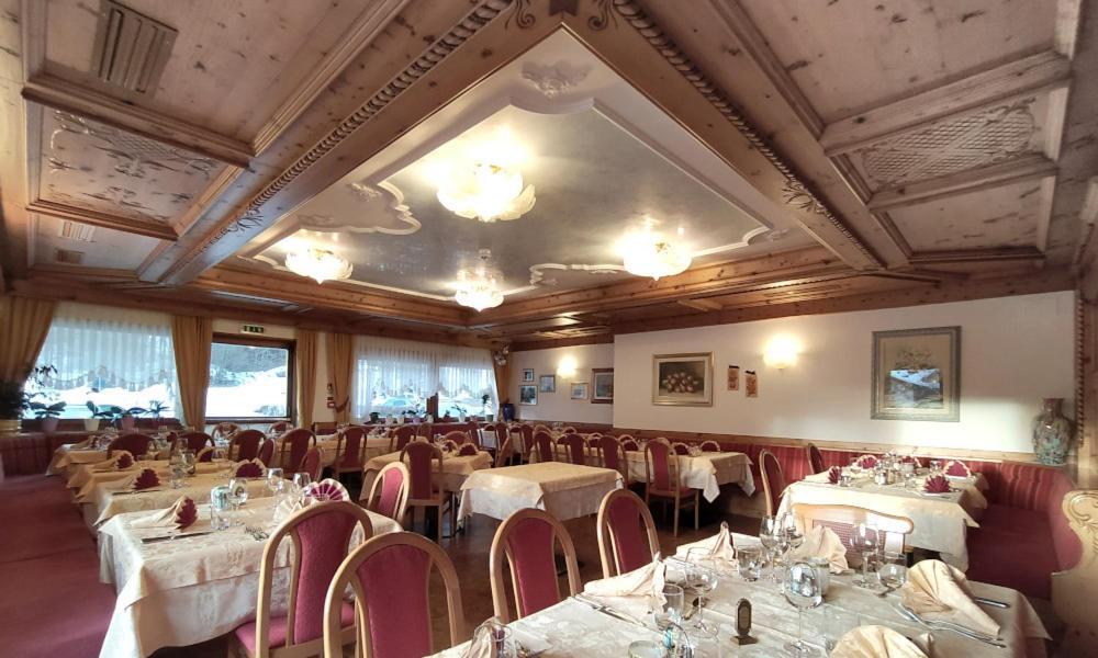 Hotel Flora Alpina 캄피텔로디파사 외부 사진