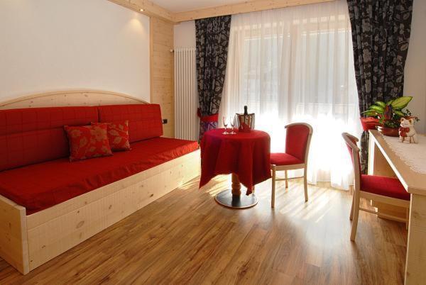 Hotel Flora Alpina 캄피텔로디파사 객실 사진