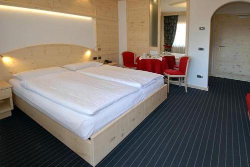 Hotel Flora Alpina 캄피텔로디파사 외부 사진