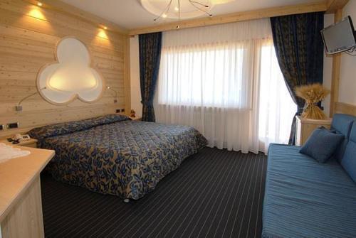 Hotel Flora Alpina 캄피텔로디파사 외부 사진