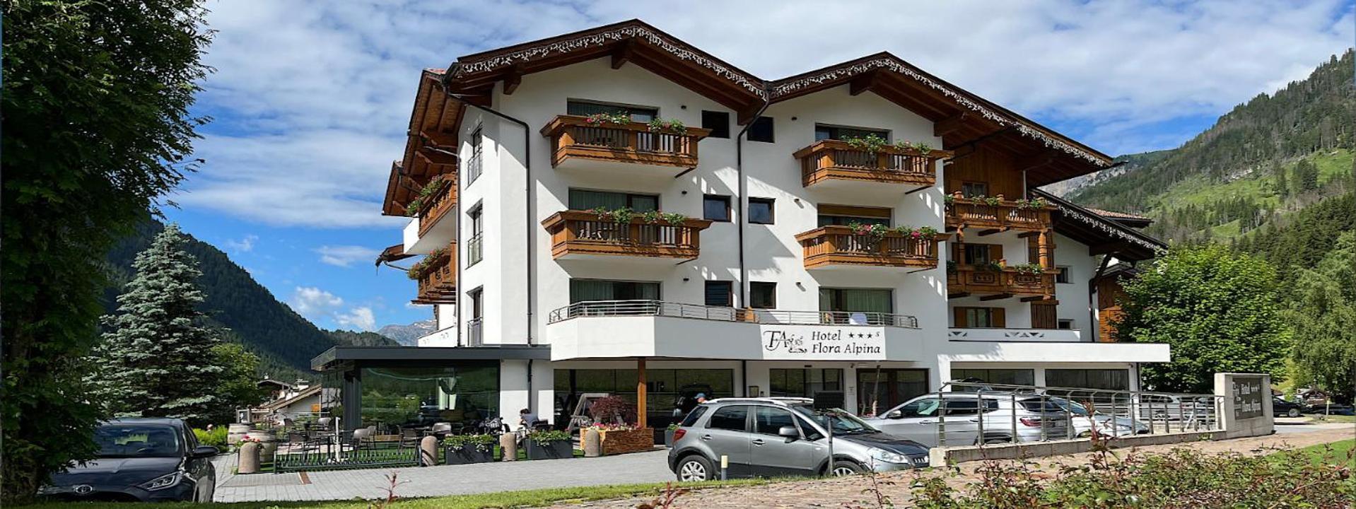 Hotel Flora Alpina 캄피텔로디파사 외부 사진