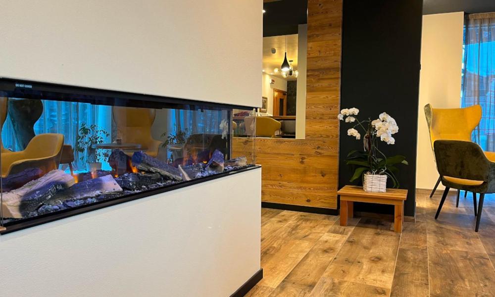 Hotel Flora Alpina 캄피텔로디파사 외부 사진