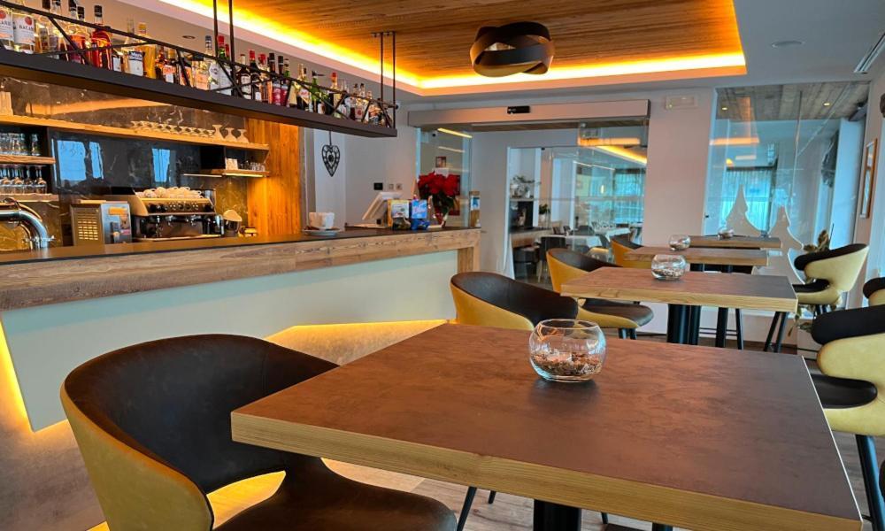 Hotel Flora Alpina 캄피텔로디파사 외부 사진