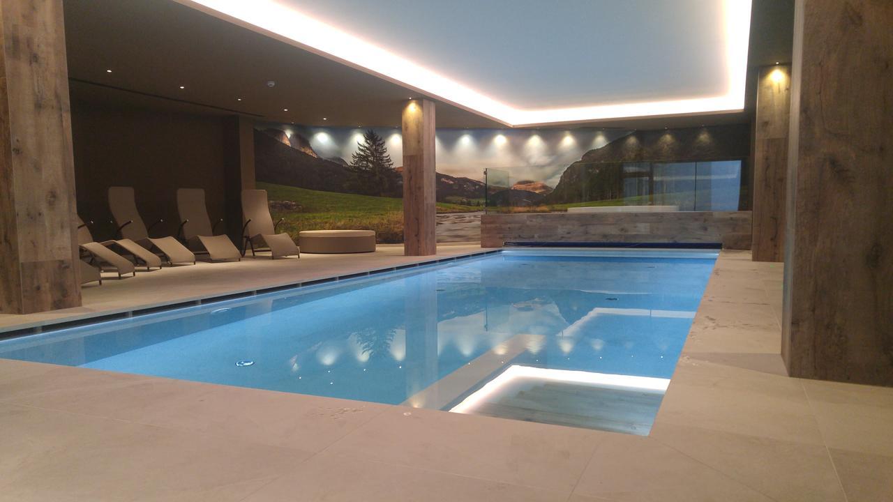 Hotel Flora Alpina 캄피텔로디파사 외부 사진