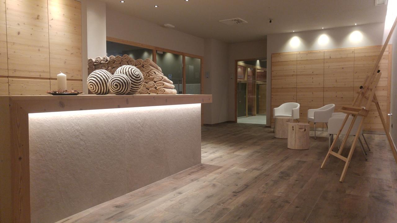 Hotel Flora Alpina 캄피텔로디파사 외부 사진