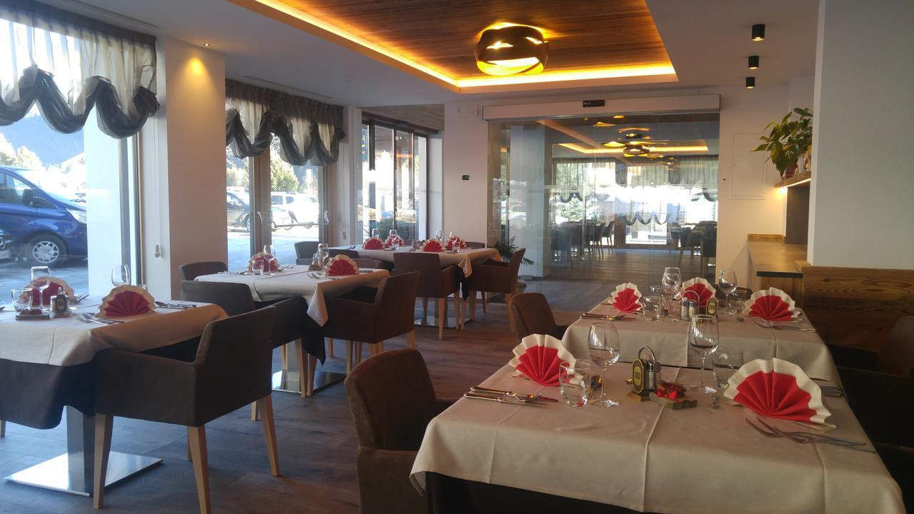 Hotel Flora Alpina 캄피텔로디파사 외부 사진