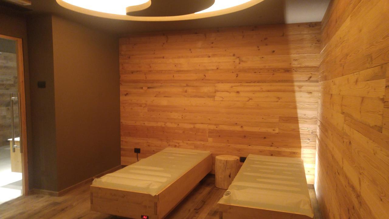 Hotel Flora Alpina 캄피텔로디파사 외부 사진